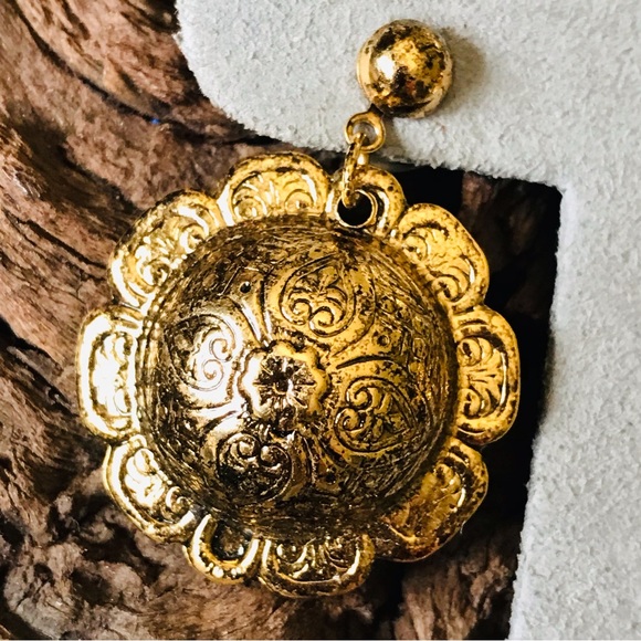 Vintage 80’s Gold Tone Mandala Dome Flower Post 1in Earrings - Picture 3 of 11